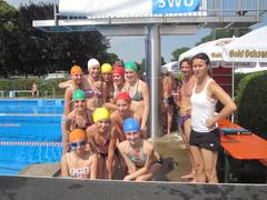 Gruppenaufnahme der Aerobic-Sportlerinnen des Bundesstützpunktes Ulm beim 24 Std. Schwimmen der Schwimmabteilung des SSV Ulm im Juli 2010